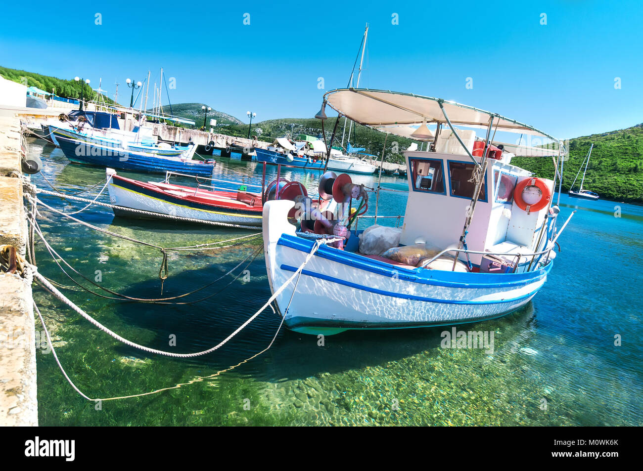 Les bateaux de pêcheurs à Kalamitsi Sithonia dans le port, la Grèce du Nord Banque D'Images