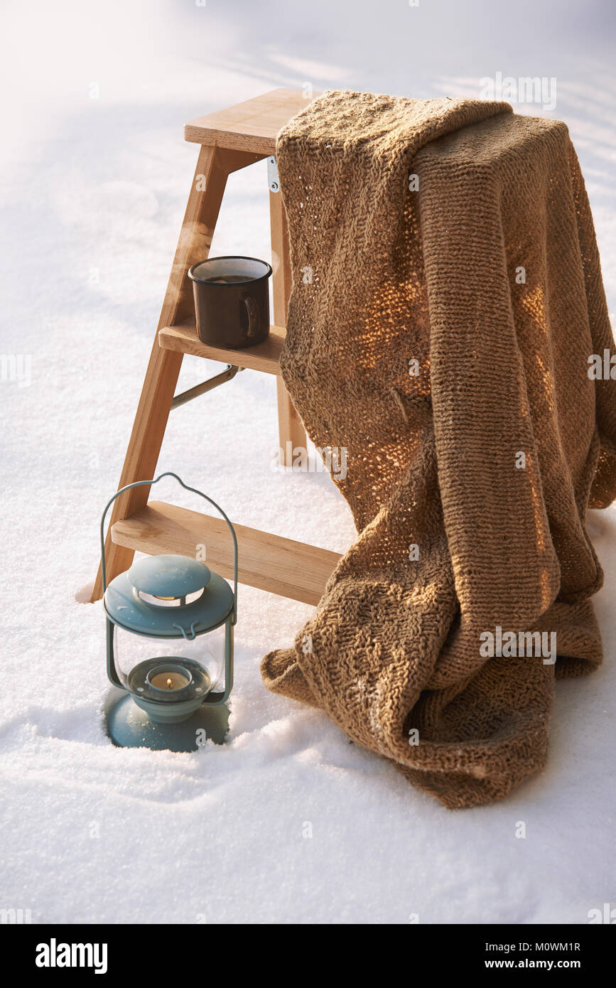 Café et lanterne sur un escalier en bois à l'extérieur jour d'hiver Banque D'Images