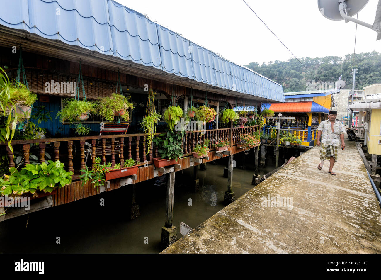 Maisons sur pilotis dans l'eau carte Sim Sim Village, le village de pêcheurs sur la Piste du patrimoine, Sandakan, Sabah, Bornéo, Malaisie Banque D'Images