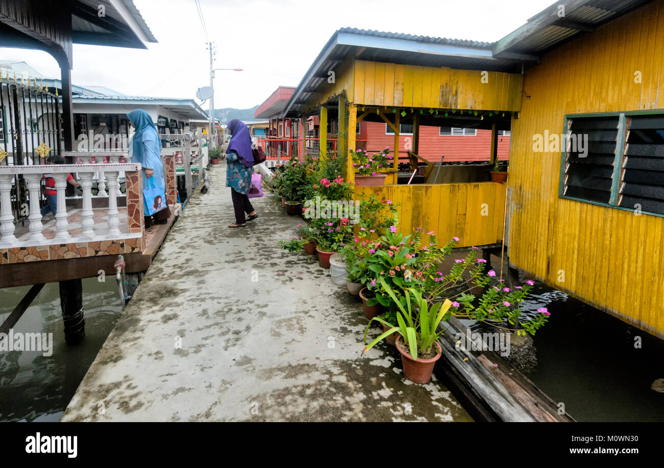 Maisons colorées sur pilotis dans l'eau, Village Sim Sim le village de pêcheurs sur la Piste du patrimoine, Sandakan, Sabah, Bornéo, Malaisie Banque D'Images