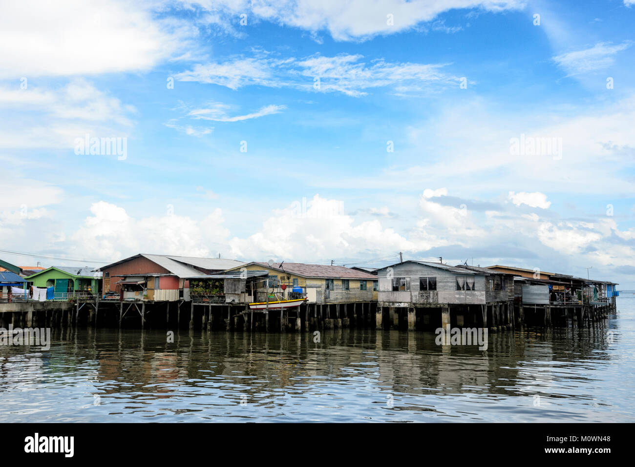 Sim Sim Village de l'eau est le village de pêcheurs sur pilotis sur le sentier du patrimoine, Sandakan, Sabah, Bornéo, Malaisie Banque D'Images