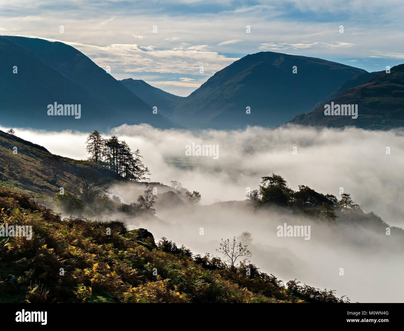 De haut en bas sur le faible niveau de la brume matinale dans la vallée Patterdale dans le Lake District, Shap, Cumbria, England, UK Banque D'Images