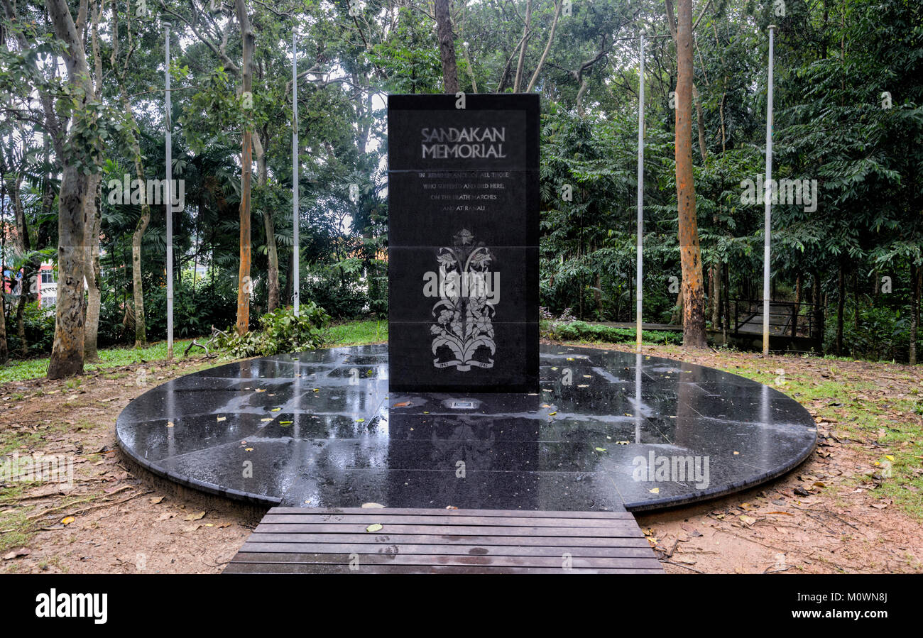 Le monument en pierre dans Sandakan Memorial Park, sur le sentier du patrimoine, Sandakan, Sabah, Bornéo, Malaisie Banque D'Images