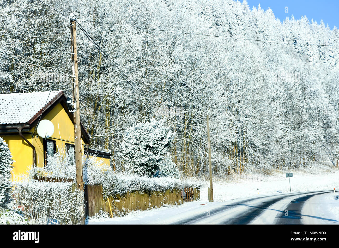 Route couverte de neige et forêt en hiver. Scène soleil utilisable pour l'information trafic avec du jeu pour le texte Banque D'Images