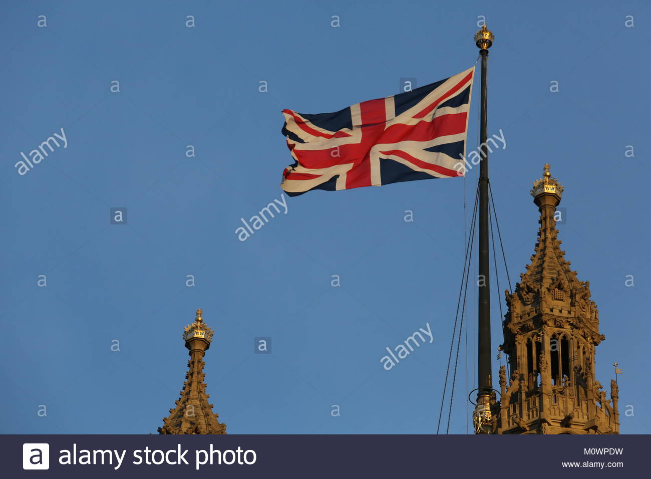 L'Union Jack flag vol au-dessus de Westminster au coucher du soleil le soir après l'Brexit résultat qui défini la Grande-Bretagne sur une voie pour quitter l'UE Banque D'Images