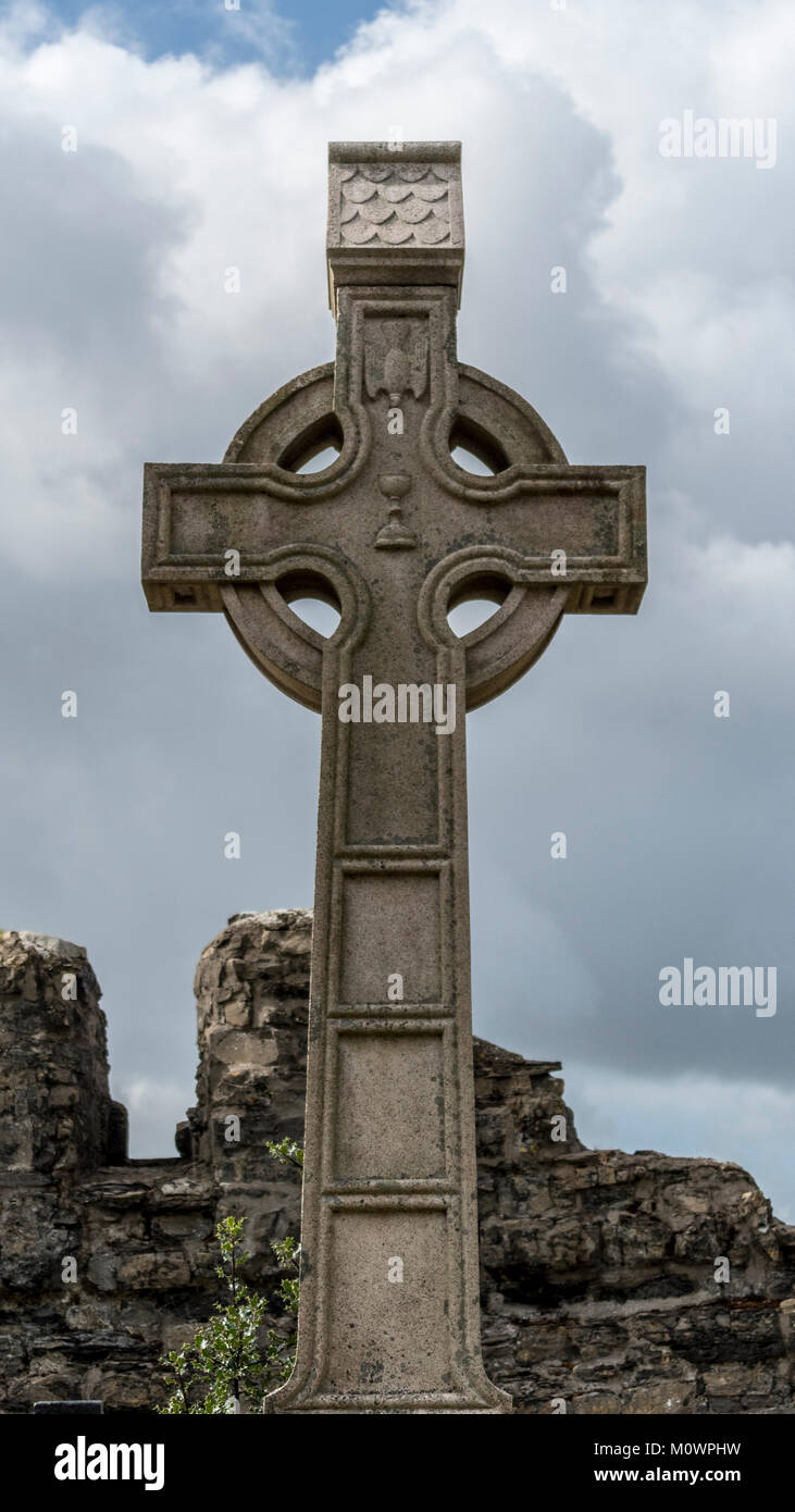 Une haute croix celtique donne sur la sépulture de l'Fransiscan Friary, Donegal, Irlande. Banque D'Images