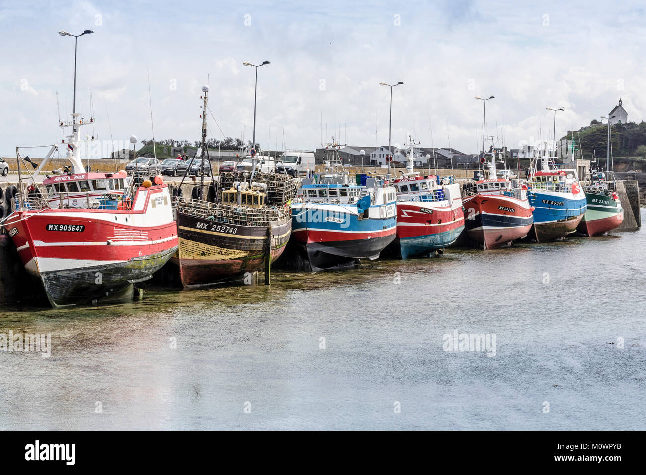 Les bateaux de pêche français séché à quai dans le port de Roscoff, Bretagne, France Banque D'Images