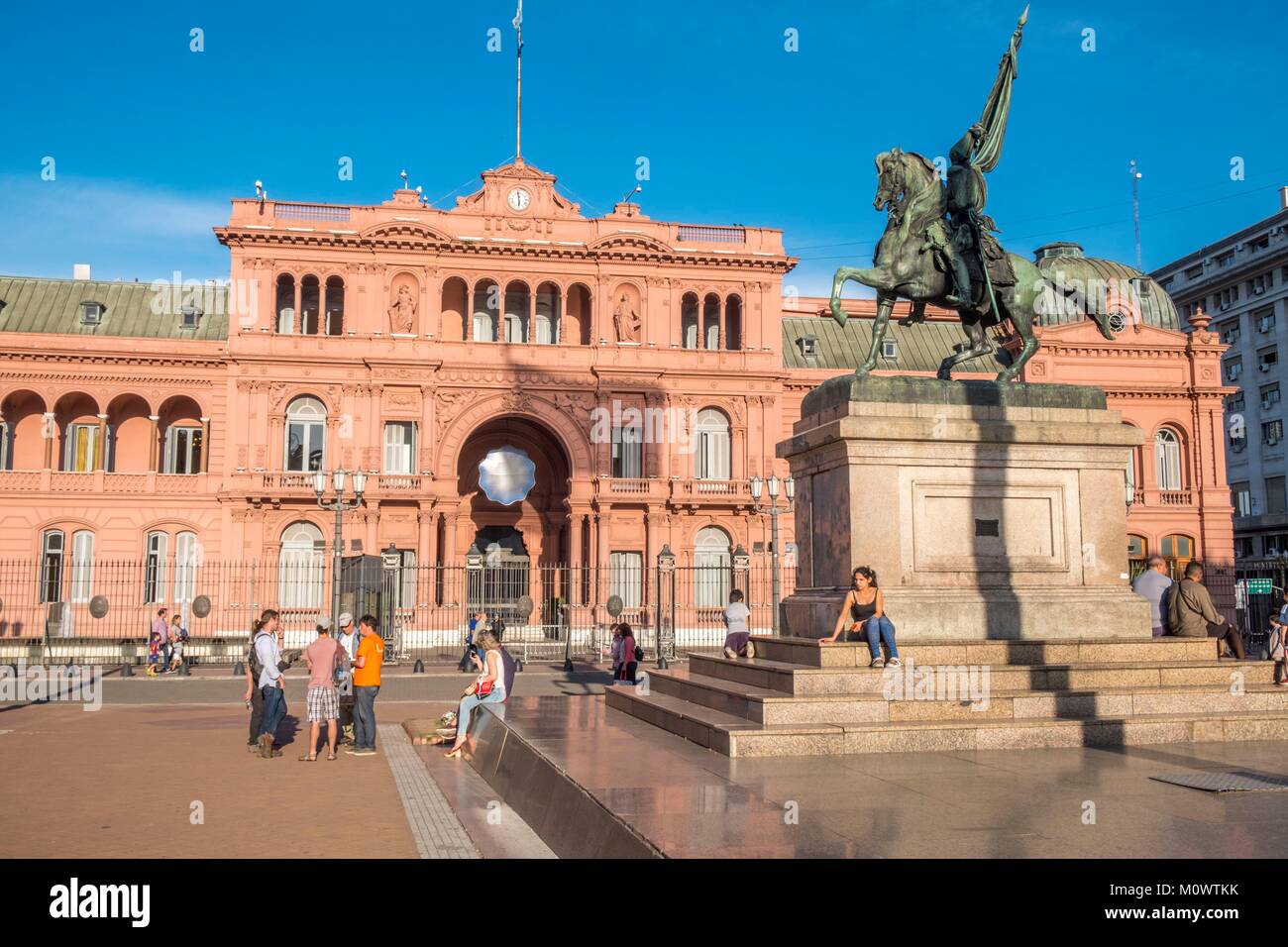 Argentine, province de Buenos Aires, Buenos Aires, Plaza de Mayo, Casa Rosada,le Gouvernement argentin avec son immeuble (1898) de style éclectique et statue équestre du général Manuel Belgrano créateur du drapeau argentin Banque D'Images