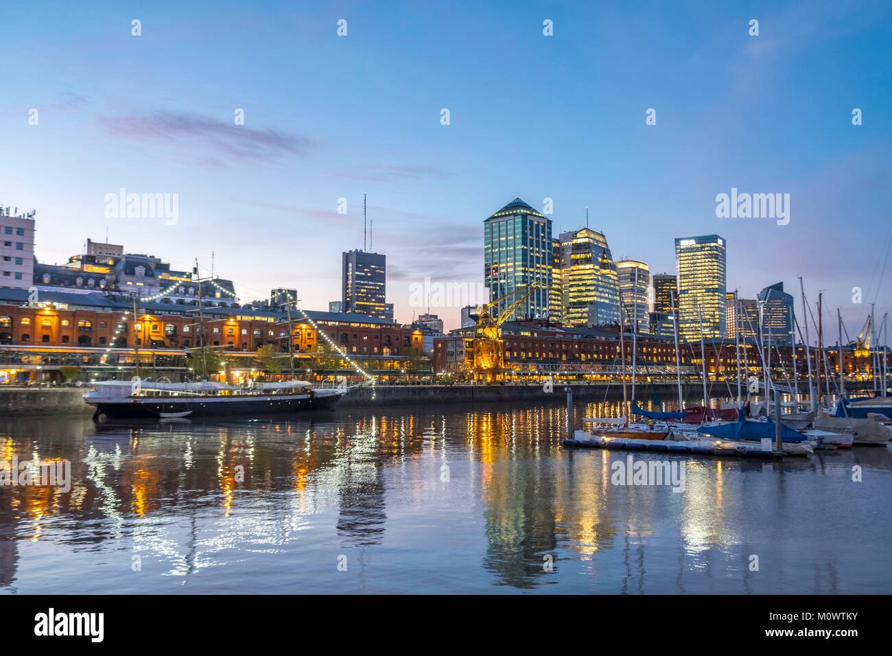 Argentine, province de Buenos Aires, Buenos Aires, Puerto Madero, ancien port, transformé en un nouveau quartier résidentiel et de bureau dans les années 2000 Banque D'Images