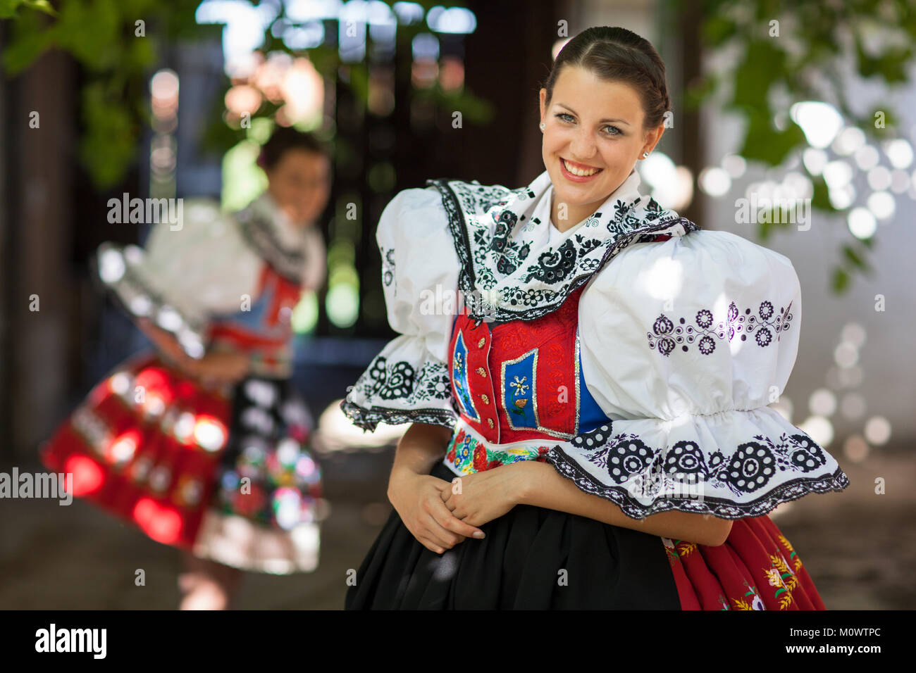 Maintien de la tradition vivante jeune femme en robe de ceremonie richement decorees folk costume regional Kyjov costume southern Moravia Republique Tcheque Republi Photo Stock Alamy