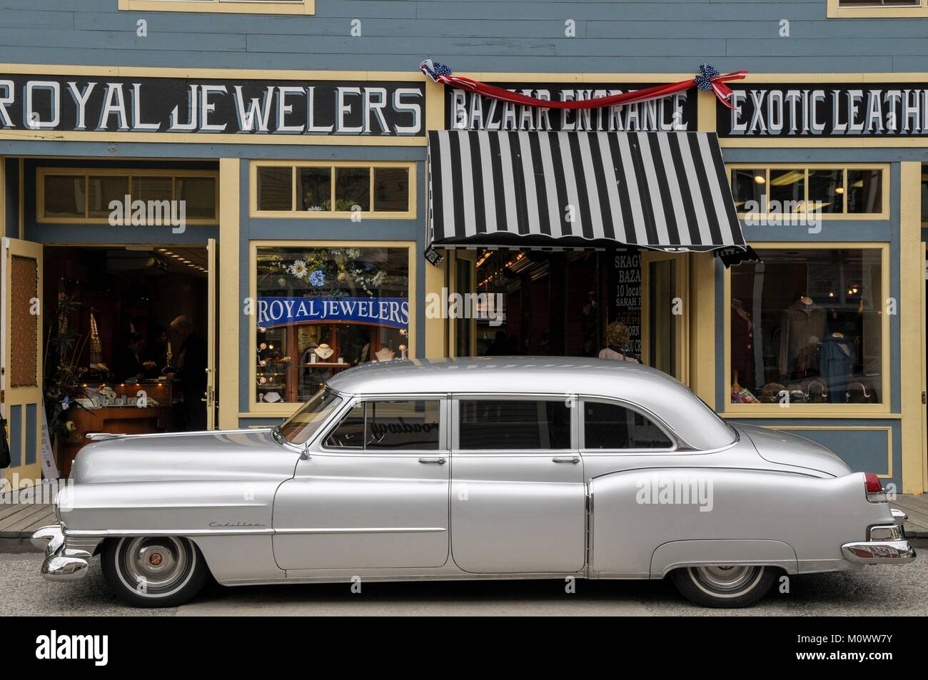 USA, Alaska, Skagway,vieille voiture sur Broadway Banque D'Images