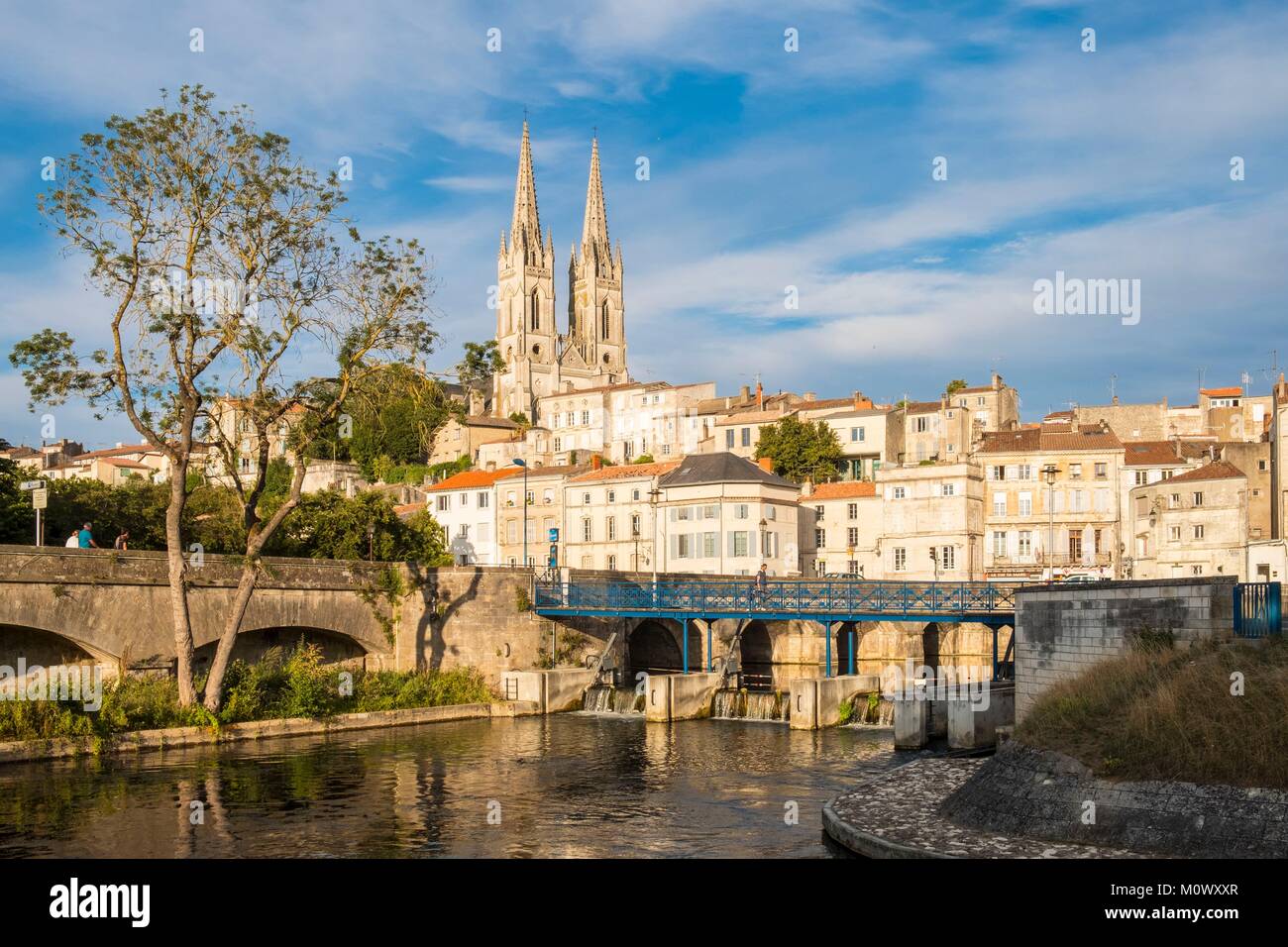 France,Deux Sevres,Marais Poitevin parc interrégional intitulé Grand Site de France,Niort,le milieu sur la Sèvre Niortaise pont et l'église de Saint André Banque D'Images