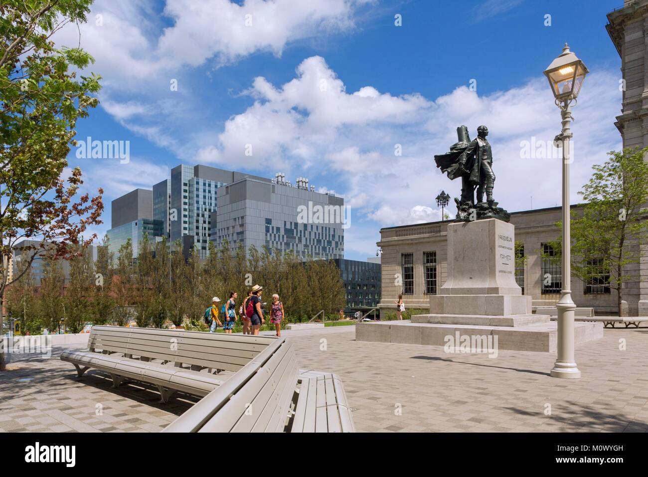 Canada,Québec province,Montréal,Vieux Montréal,Vauqelin Square et sa statue de Jean Vauquelin, officier de marine à l'arrière-plan le nouvel Hôpital Hôpital de l'Université de Montréal Banque D'Images
