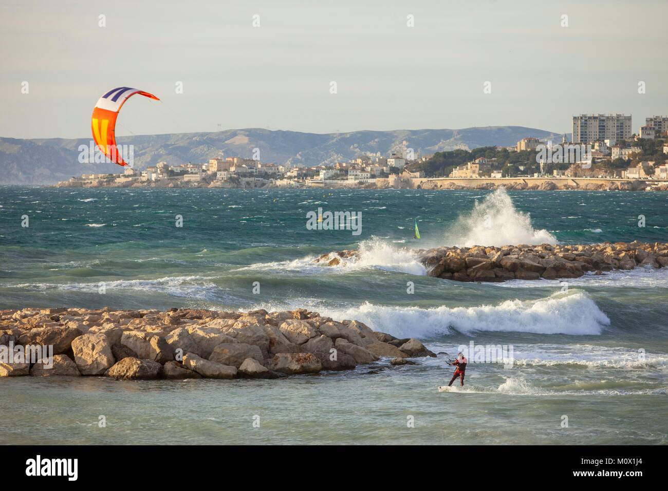 France,Bouches du Rhône,Marseille,la plage du Prado,kite-surfeurs lors d'un fort vent (Mistral) Banque D'Images