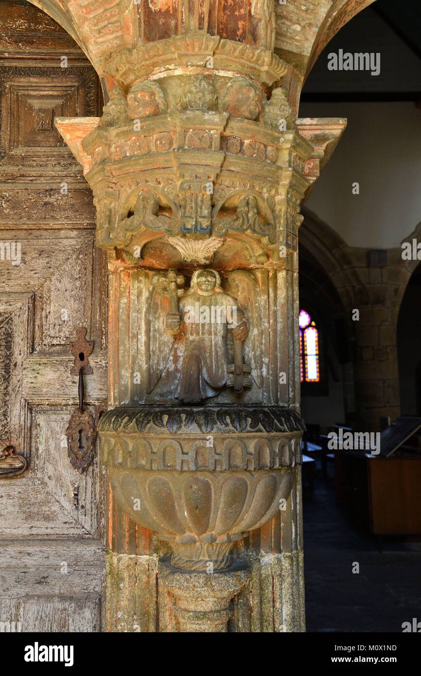 France,Finistere,enclos paroissial de Guimiliau,de,l'église,bas relief sous le porche Banque D'Images