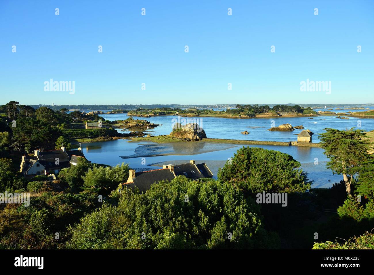 France,Cotes d'Armor,l'île de Bréhat, vue depuis la chapelle St Michel sur l'embouchure du Trieux et le moulin à marée du Birlot,construit en 1632 Banque D'Images