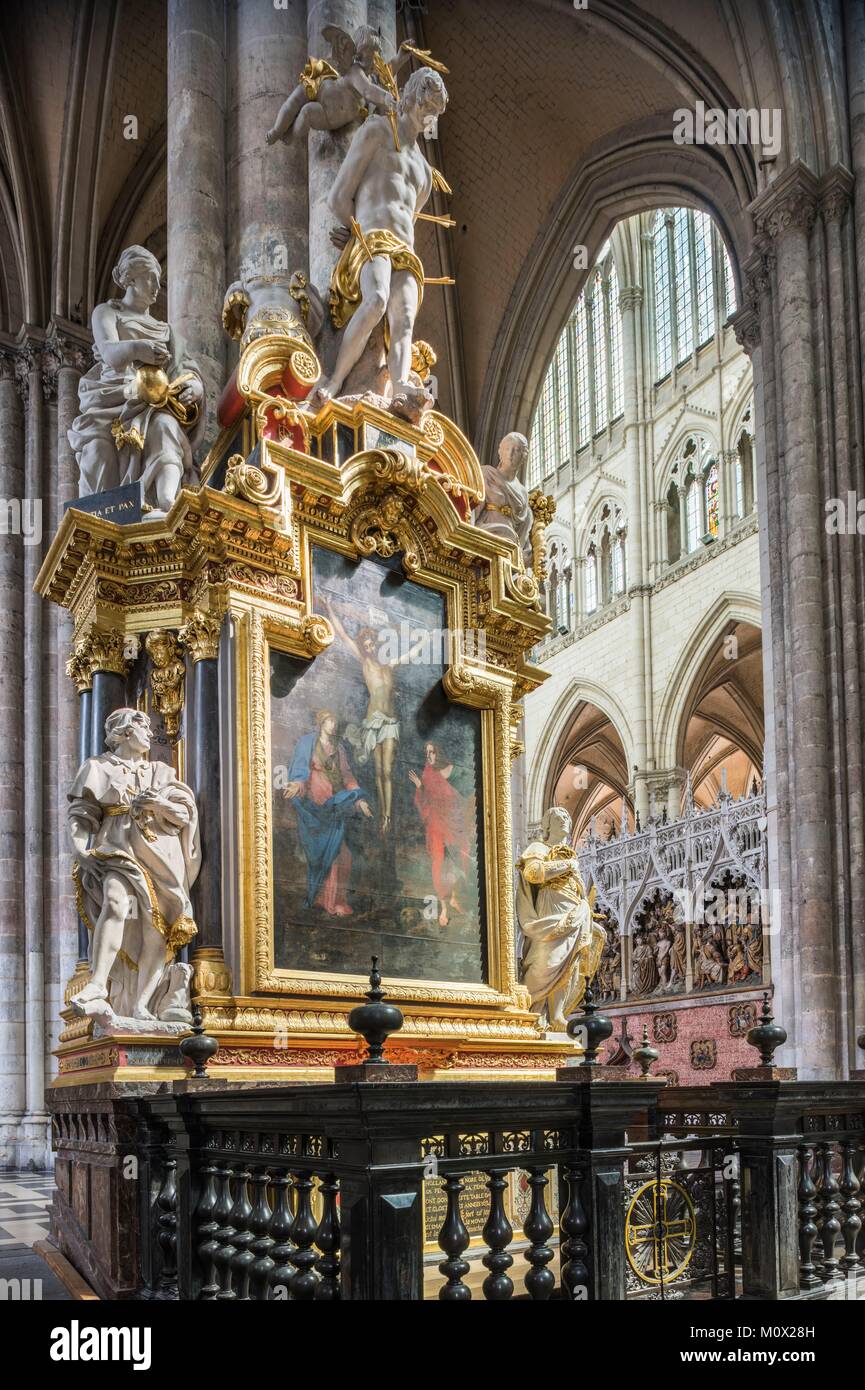 France,Somme,Amiens,cathédrale Notre-Dame, joyau de l'art gothique, classée au Patrimoine Mondial de l'UNESCO,chapelle Saint Sébastien avec les statues de Saint Louis,Saint Roch et Saint Sébastien par Nicolas Blasset (1635) et un tableau de la Crucifixion du peintre flamand Guillaume Hergosse Banque D'Images