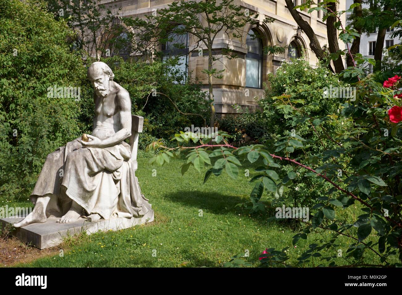 France, Paris, Musée National d'Histoire Naturelle, Jardin des Plantes,la statue de la science et de Mystère par Jean Louis Désir Schroeder Banque D'Images