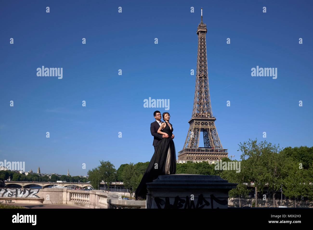 France,Paris,région inscrite au Patrimoine Mondial de l'UNESCO,photos de mariage en face de la Tour Eiffel depuis le pont Bir Hakeim Banque D'Images
