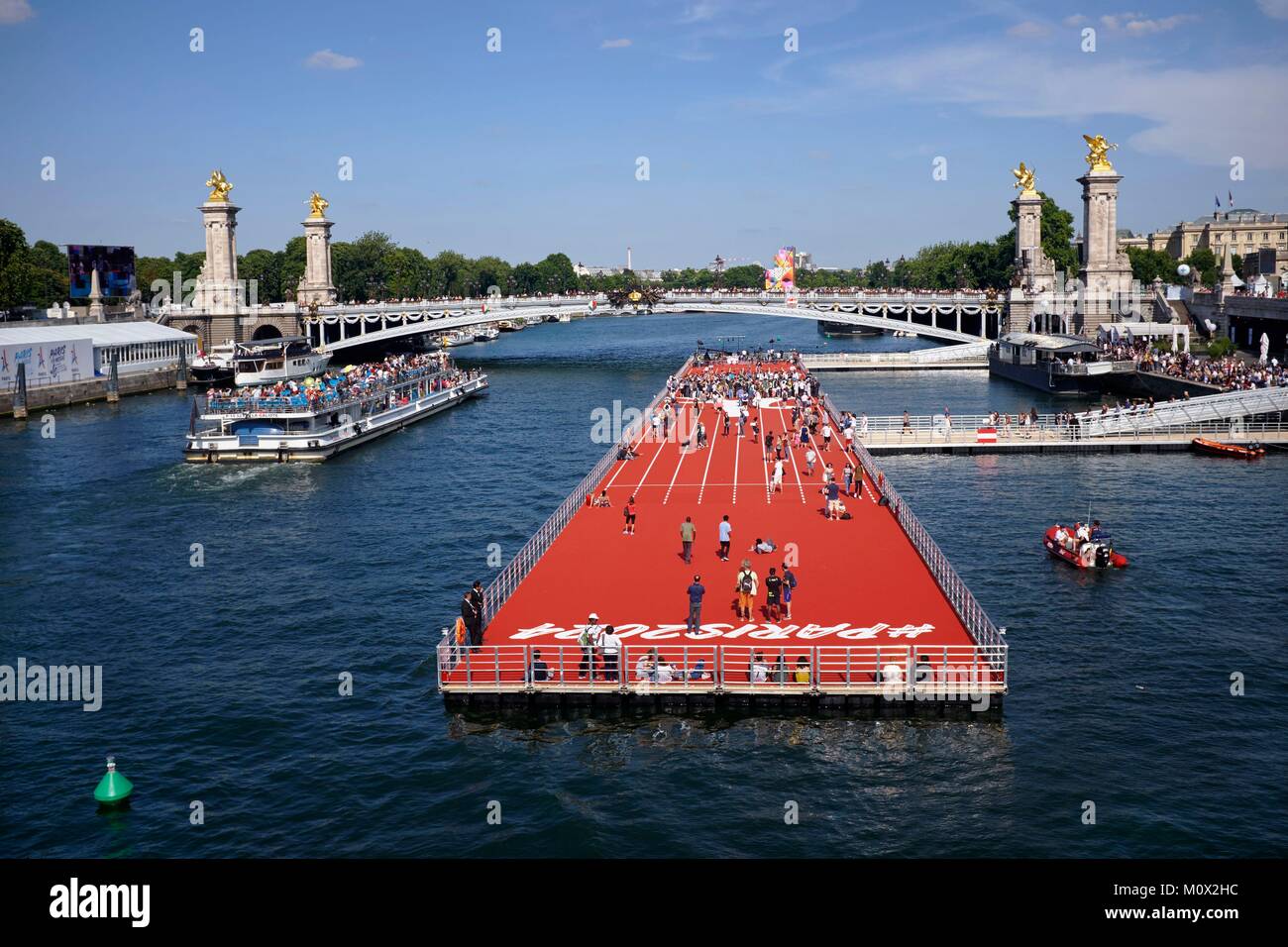 France,Paris,région inscrite au Patrimoine Mondial de l'UNESCO,Paris,Journées Olympiques de 2024 (23 et 24 juin 2017), la piste d'athlétisme flottants Banque D'Images