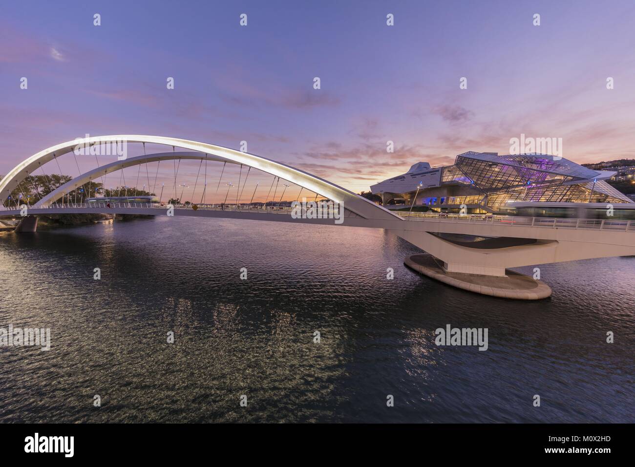 France,Rhone,Lyon,le pont Raymond Barre au-dessus du Rhône reliant le quartier de la Confluence au sud de la Presqu'île,premier trimestre durable certifiée par le WWF et le quartier Gerland,le Musée des Confluences est un centre des sciences et le musée d'anthropologie, situé au confluent du Rhône et de la Saône,créé par la société autrichienne Coop Himmelb(l)au Banque D'Images