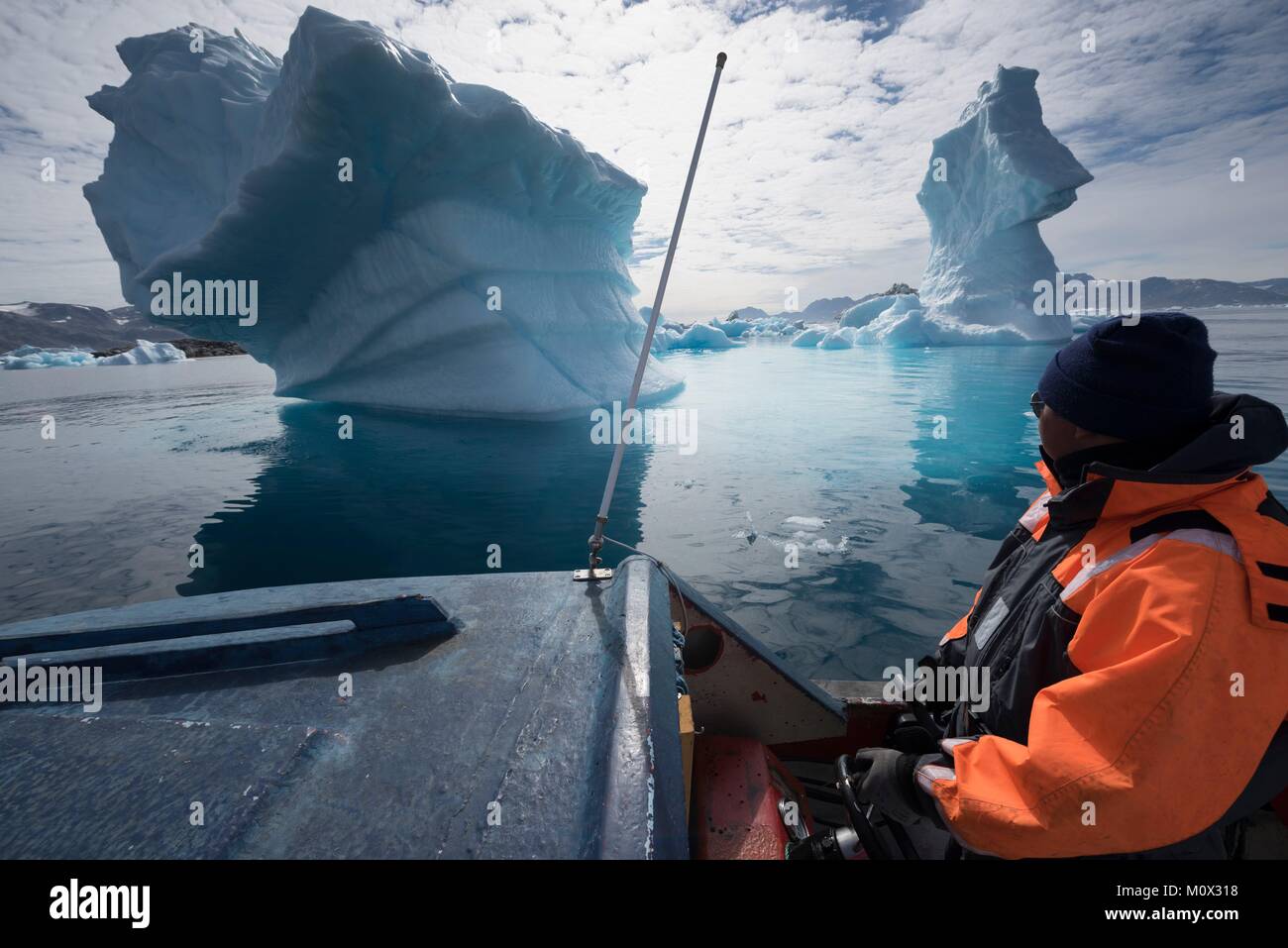 Le Groenland,Sermersooq,fjord Sermilik,icebergs avec l'homme dans l'avant-plan Banque D'Images