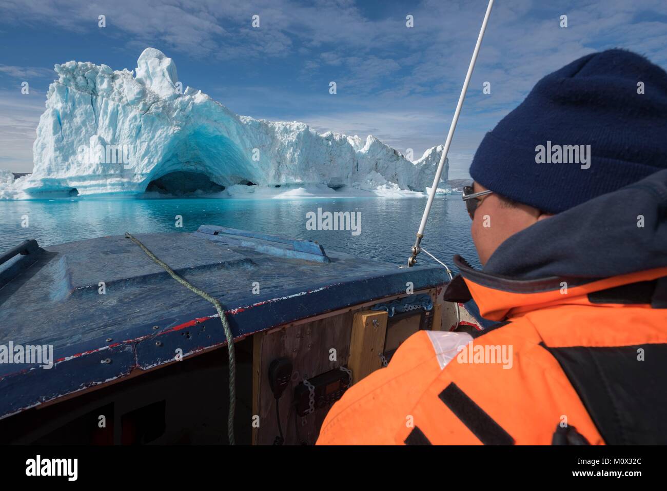 Le Groenland,Sermersooq,fjord Sermilik iceberg,avec l'homme dans l'avant-plan Banque D'Images