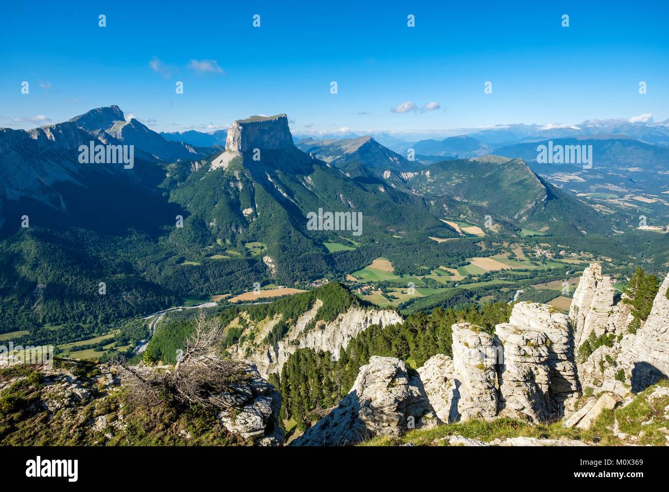 France,Isère,Parc Naturel Régional du Vercors, la réserve naturelle nationale des hauts plateaux du Vercors, Mont Aiguille (alt : 2087 m) et Grand Veymont (alt : 2341 m), point le plus élevé du massif du Vercors,Richardiere valley ci-dessous Banque D'Images