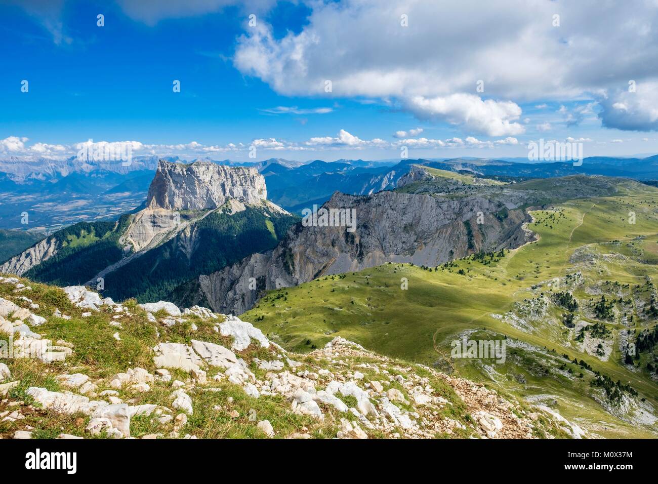 France,Isère,Parc Naturel Régional du Vercors, la réserve naturelle nationale des hauts plateaux du Vercors, Mont Aiguille (alt : 2087 m) et le massif du Dévoluy à l'arrière-plan Banque D'Images