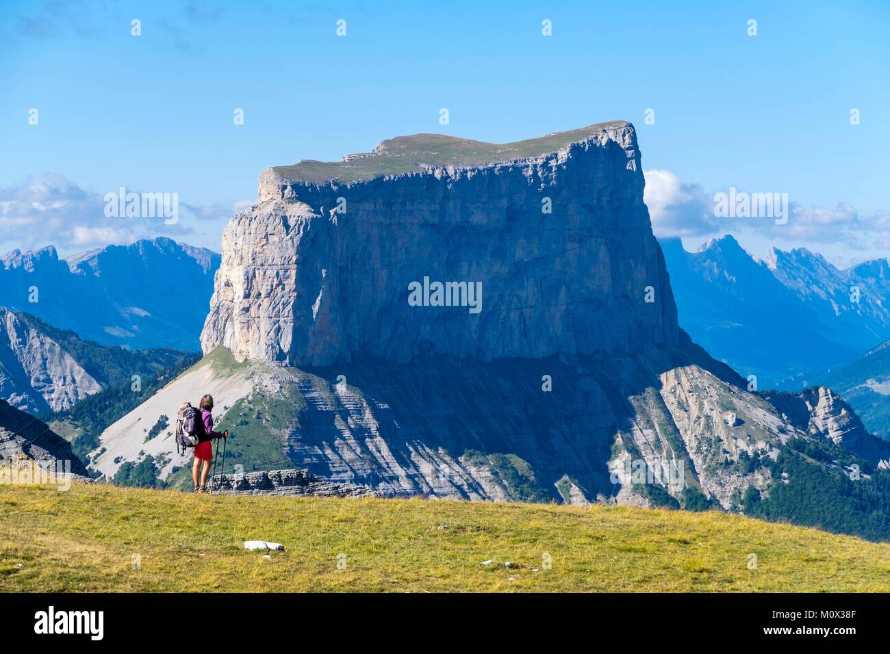 France,Isère,Parc Naturel Régional du Vercors,randonnée dans la réserve naturelle nationale des hauts plateaux du Vercors, vue sur Mont Aiguille (alt : 2087 m) () Banque D'Images