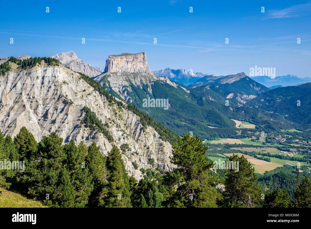 France,Isère,Parc Naturel Régional du Vercors, la réserve naturelle nationale des hauts plateaux du Vercors, vue sur Mont Aiguille (alt : 2087 m) et Grand Veymont (alt : 2341 m), point le plus élevé du massif du Vercors Banque D'Images