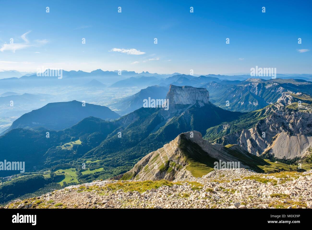 France,Isère,Parc Naturel Régional du Vercors, la réserve naturelle nationale des hauts plateaux du Vercors,panorama depuis le sommet du Grand Veymont (alt : 2341 m), point le plus élevé du massif du Vercors,vue sur le Mont Aiguille (alt : 2087 m) et le massif du Dévoluy à l'arrière-plan Banque D'Images