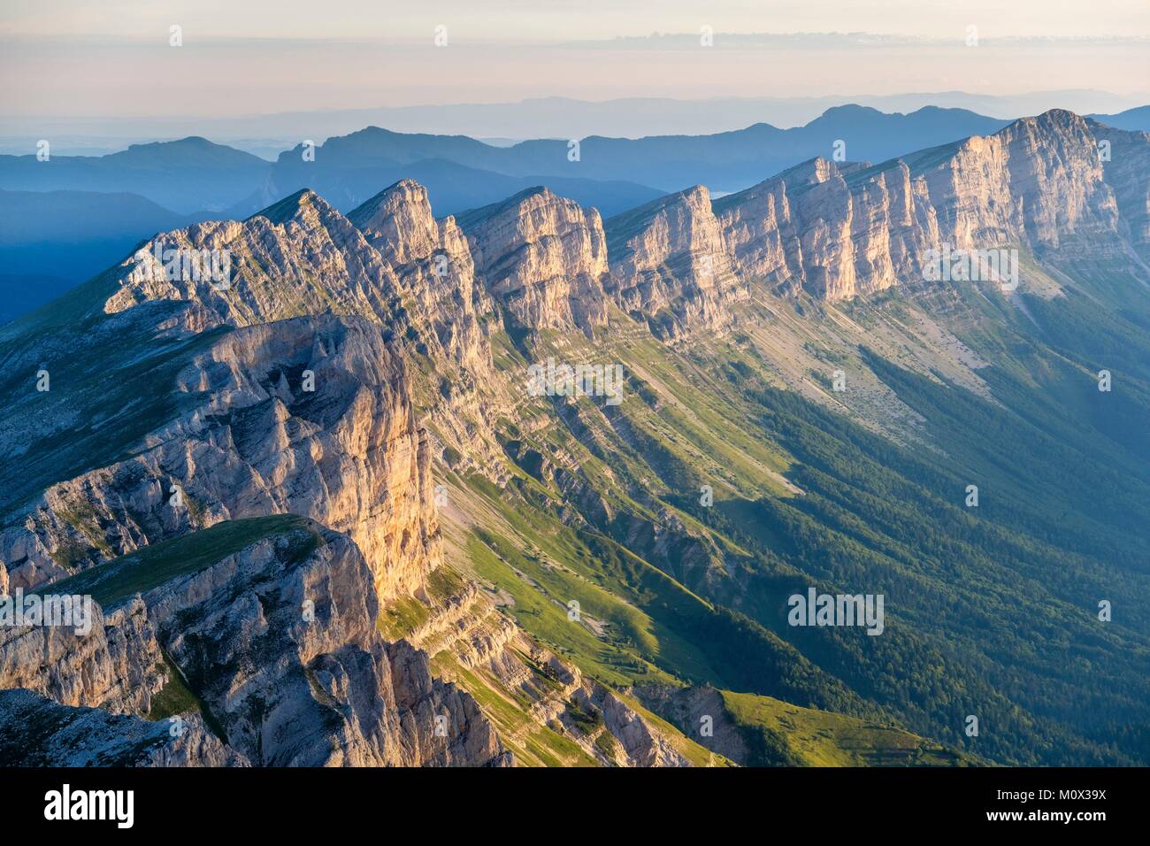 France,Isère,Parc Naturel Régional du Vercors, la réserve naturelle nationale des hauts plateaux du Vercors,le Vercors vu du haut des crêtes de Grand Veymont (alt : 2341 m), point le plus élevé du massif du Vercors Banque D'Images