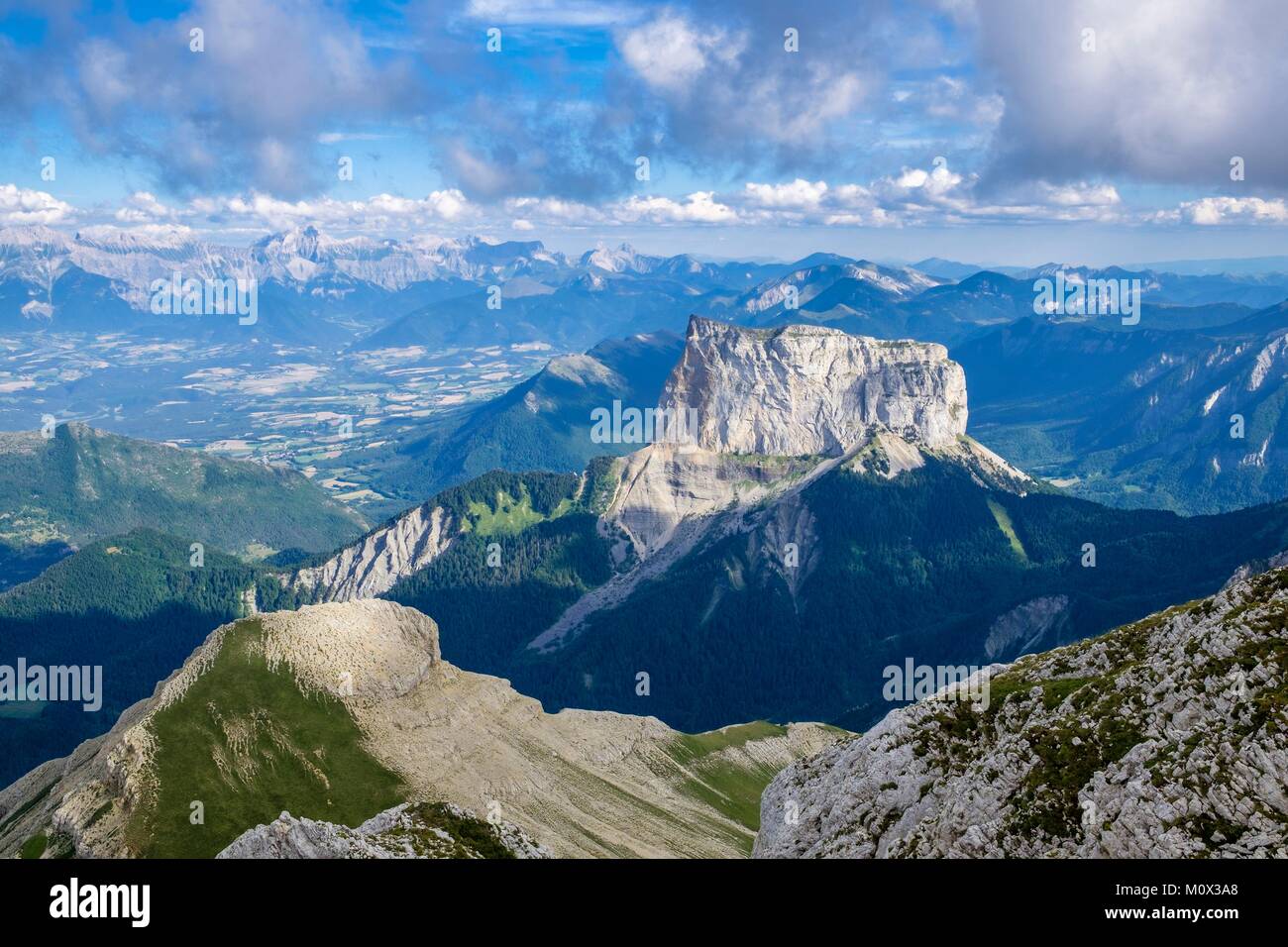 France,Isère,Parc Naturel Régional du Vercors, la réserve naturelle nationale des hauts plateaux du Vercors, Mont Aiguille (alt : 2087 m) vue depuis le sommet du Grand Veymont (alt : 2341 m), point le plus élevé du massif du Vercors et le massif du Dévoluy à l'arrière-plan Banque D'Images