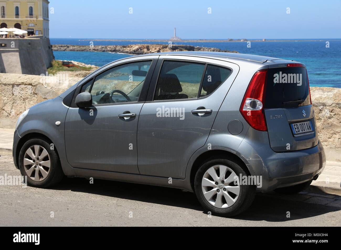 GALLIPOLI, ITALIE - 31 MAI 2017 : Suzuki Splash petite ville voiture stationnée en Italie. Il y a 41 millions de véhicules immatriculés en Italie. Banque D'Images