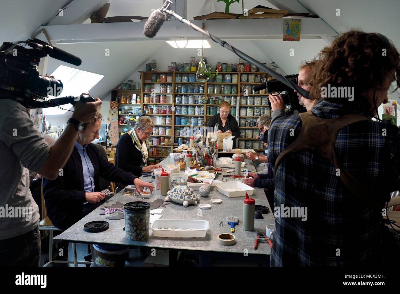 France,Yvelines,Montchauvet de tir, pour la télévision de la Village préféré des Français (Village préféré des Français) avec Stéphane Bern, Stéphane Bern dans les ateliers Clairviane Banque D'Images