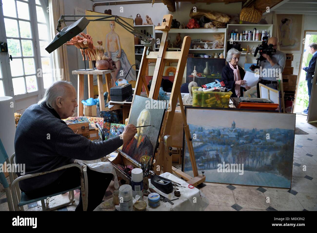France,Yvelines,Montchauvet de tir, pour la télévision de la Village préféré des Français (Village préféré des Français) avec Stéphane Bern, dans l'atelier du peintre Raoul Mouillard Banque D'Images