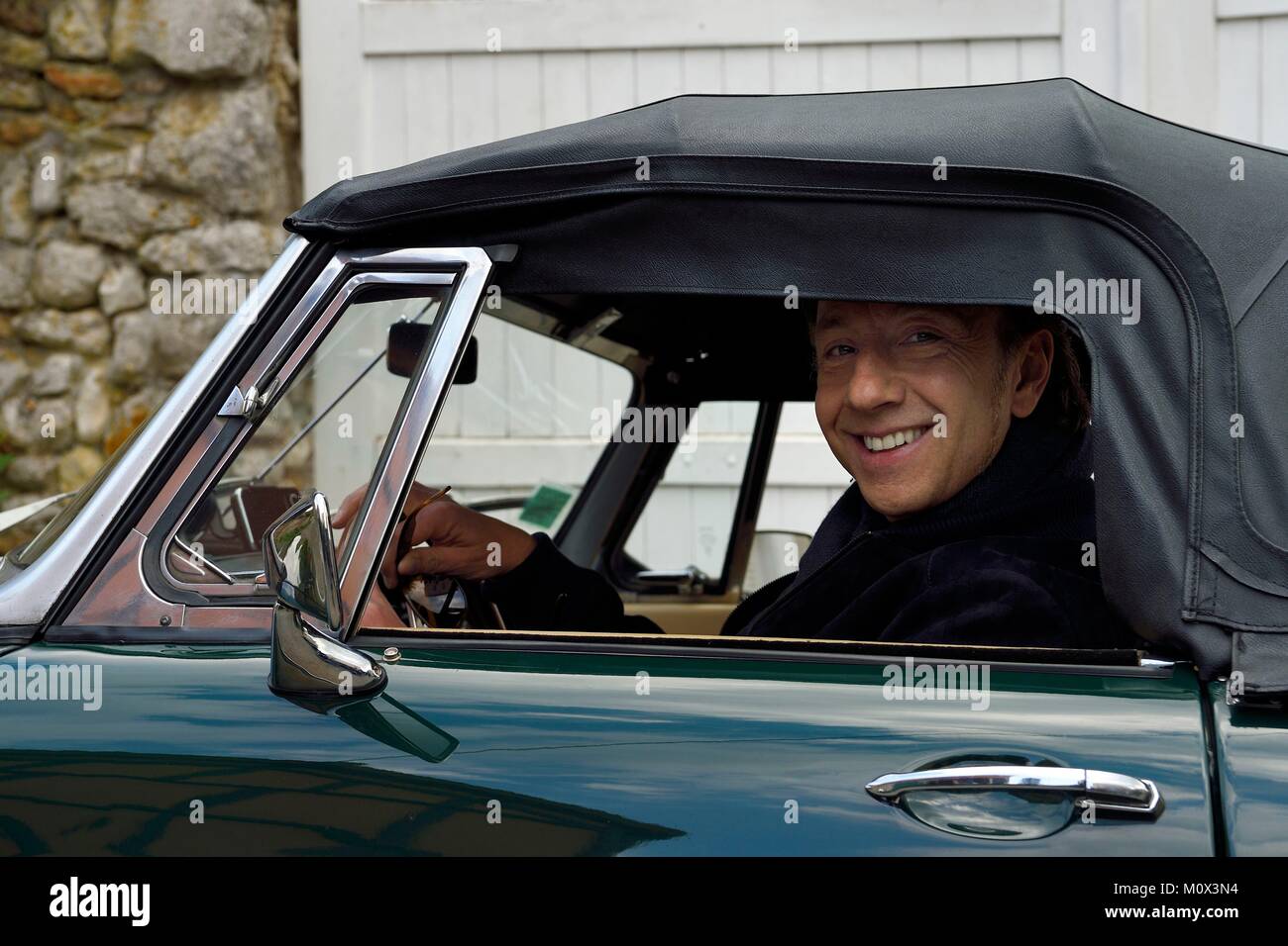 France,Yvelines,Montchauvet de tir, pour la télévision de la Village préféré des Français (Village préféré des Français) avec Stéphane Bern, Stéphane Bern au volant d'une MG décapotable Banque D'Images