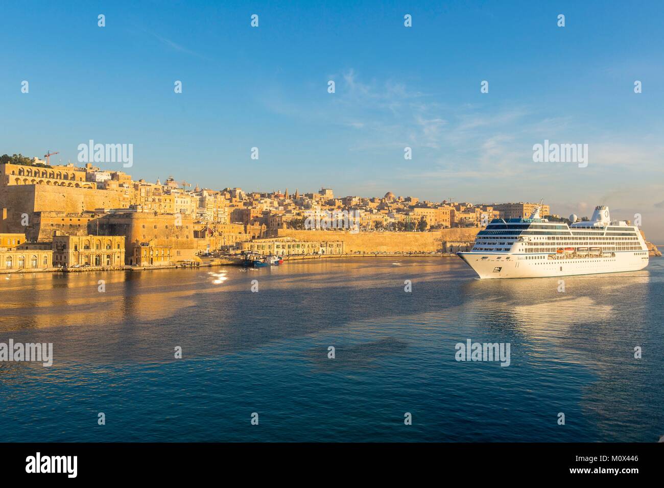 Malte, La Valette, classée au Patrimoine Mondial de l'UNESCO,Grand Port,entrant dans le port de navires de croisière Banque D'Images