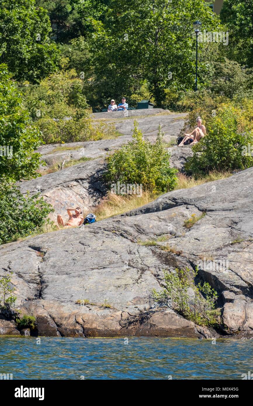 Suède Stockholm,bronzage,sur les rochers Banque D'Images