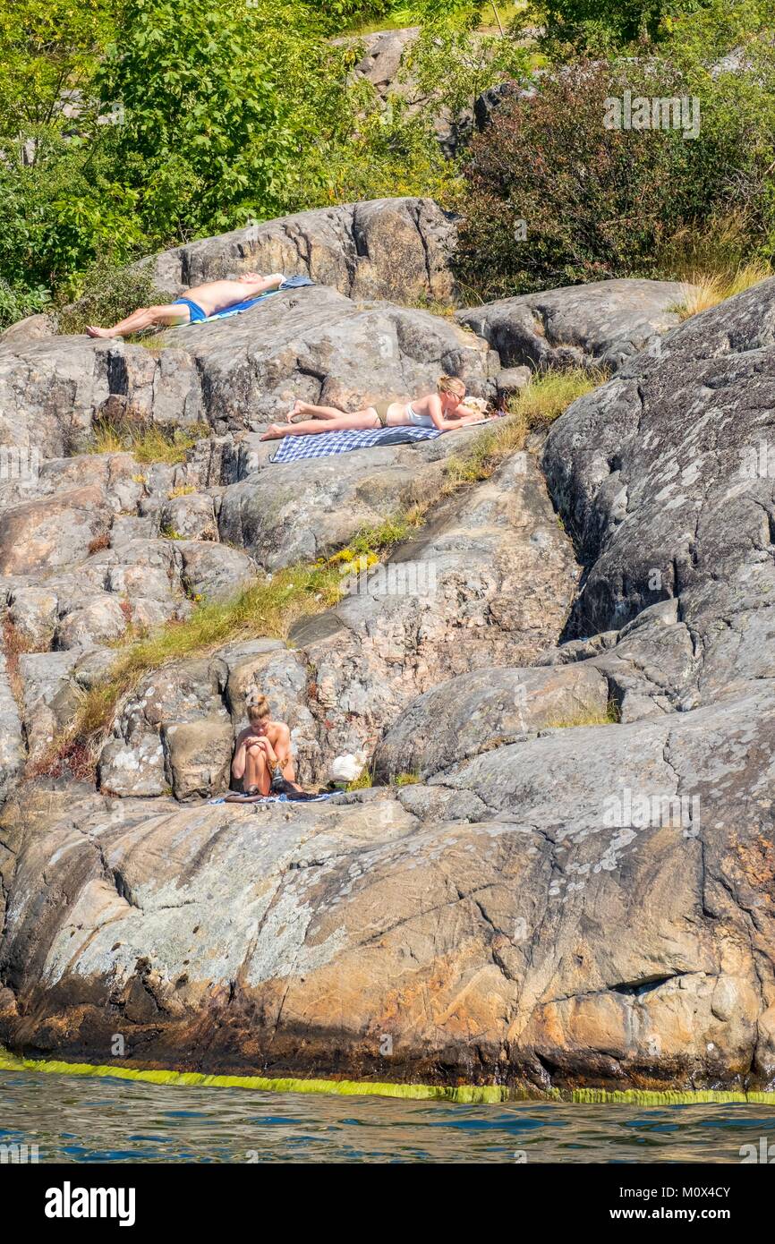 Suède Stockholm,bronzage,sur les rochers Banque D'Images