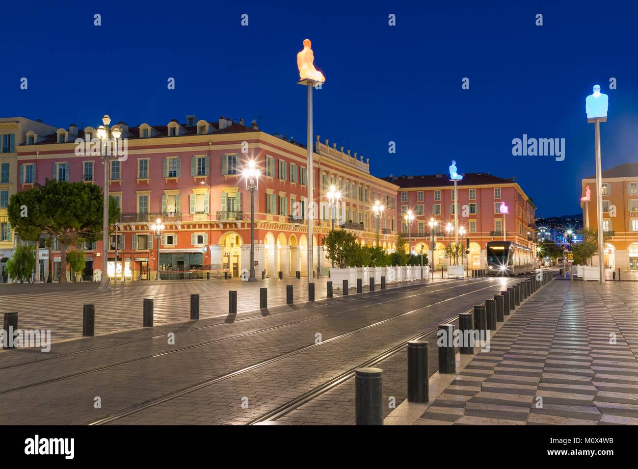 France,Alpes Maritimes,Nice,quartier du vieux Nice, la Place Masséna,statues de Jaume Plensa Banque D'Images