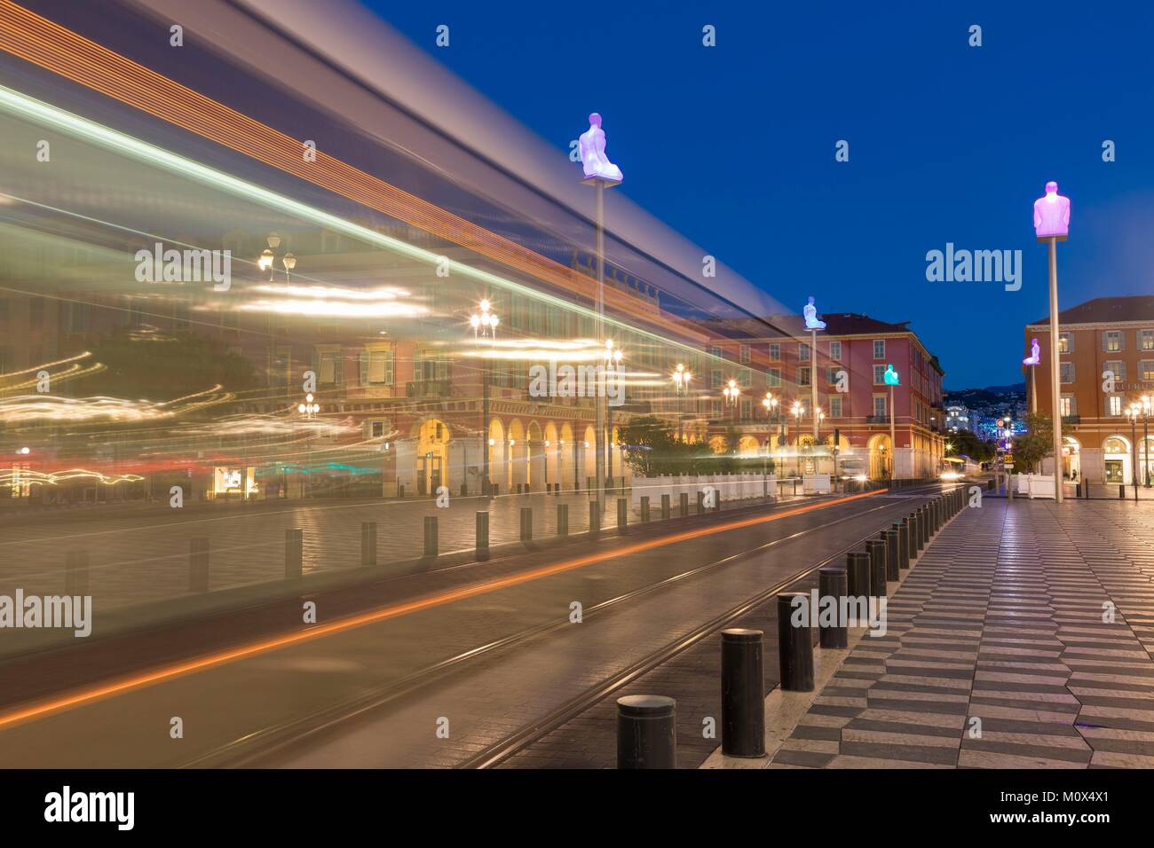 France,Alpes Maritimes,Nice,quartier du vieux Nice, la Place Masséna,tramway, statues de Jaume Plensa Banque D'Images