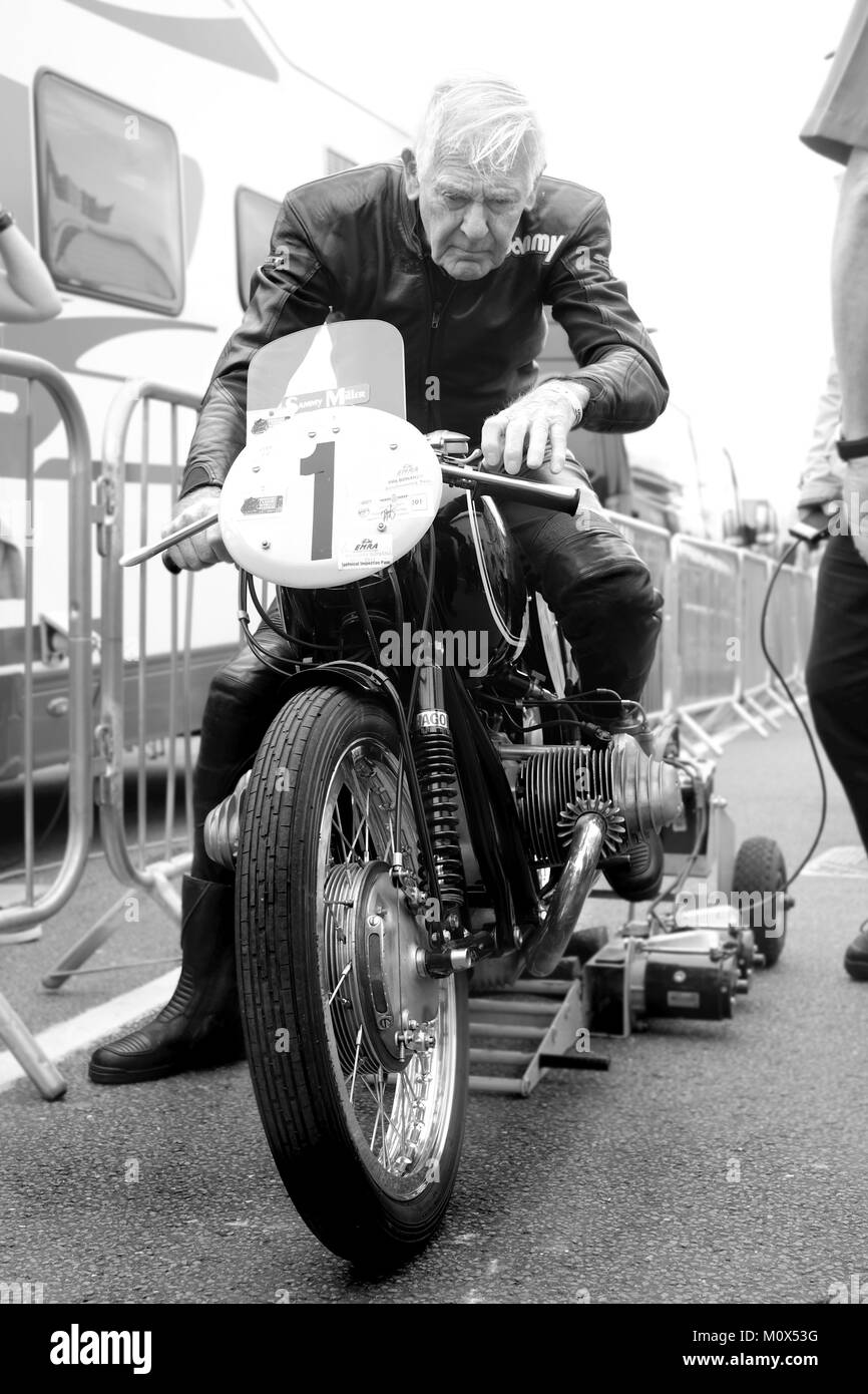 85 ans de compétition Moto Légende Sammy Miller à partir sa moto Banque D'Images