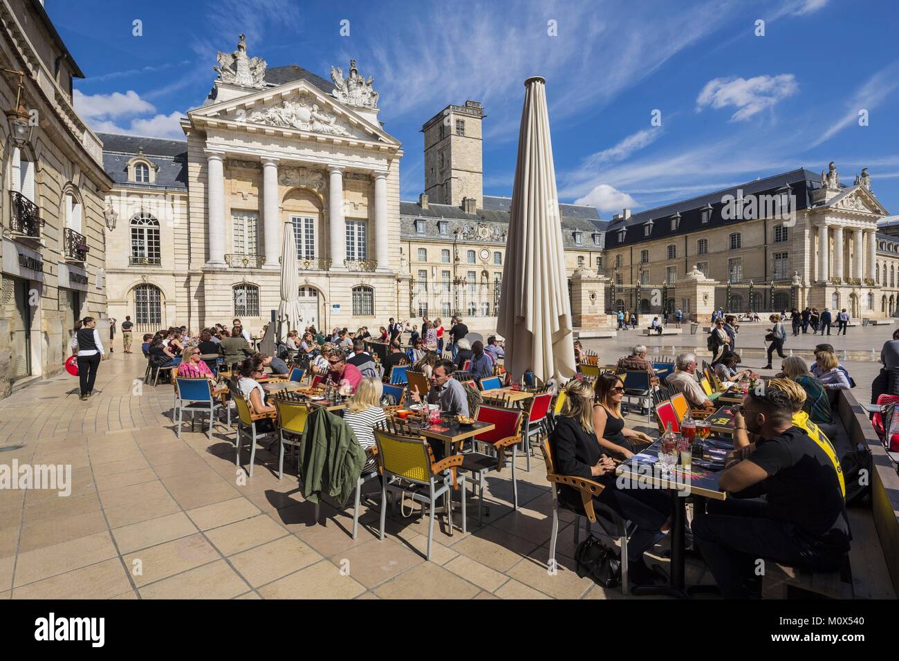 France,Cote d'Or,Dijon,la place de la libération dans l'avant de la Tour Philippe le Bon et le Palais des Ducs de Bourgogne qui abrite l'hôtel de ville et le Musée des beaux-arts Banque D'Images