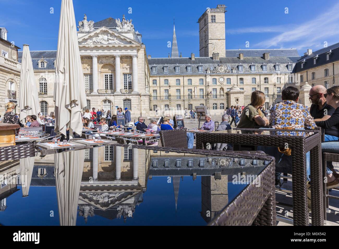 France,Cote d'Or,Dijon,la place de la libération dans l'avant de la Tour Philippe le Bon et le Palais des Ducs de Bourgogne qui abrite l'hôtel de ville et le Musée des beaux-arts Banque D'Images