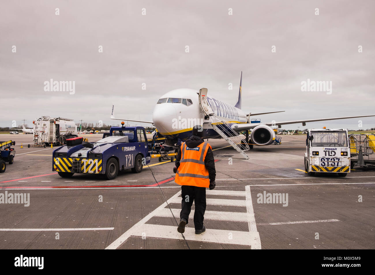 Avion de Ryanair sur le stand de départ dans l'aéroport de Dublin, Irlande Banque D'Images