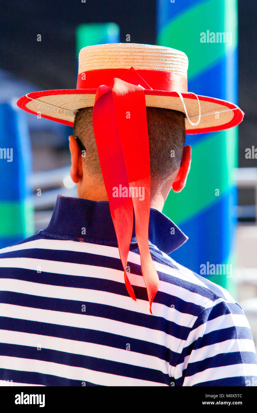 Gondolier portant un chapeau canotier de paille, Venise, Vénétie, Italie Banque D'Images