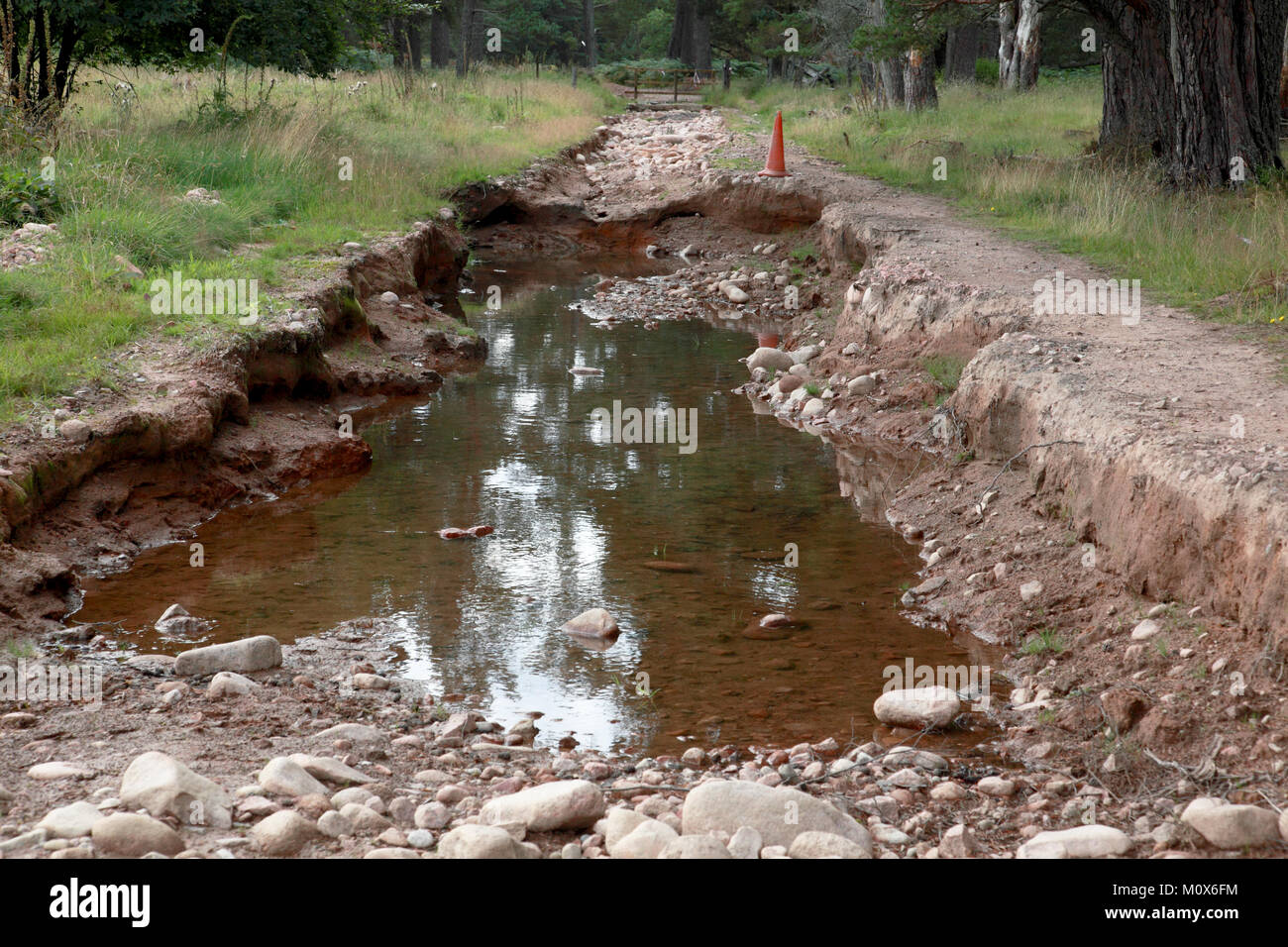 Un large chemin emportés par les inondations causées par la tempête Frank dans le nord-est de l'Ecosse à la fin de décembre, 2015 Banque D'Images