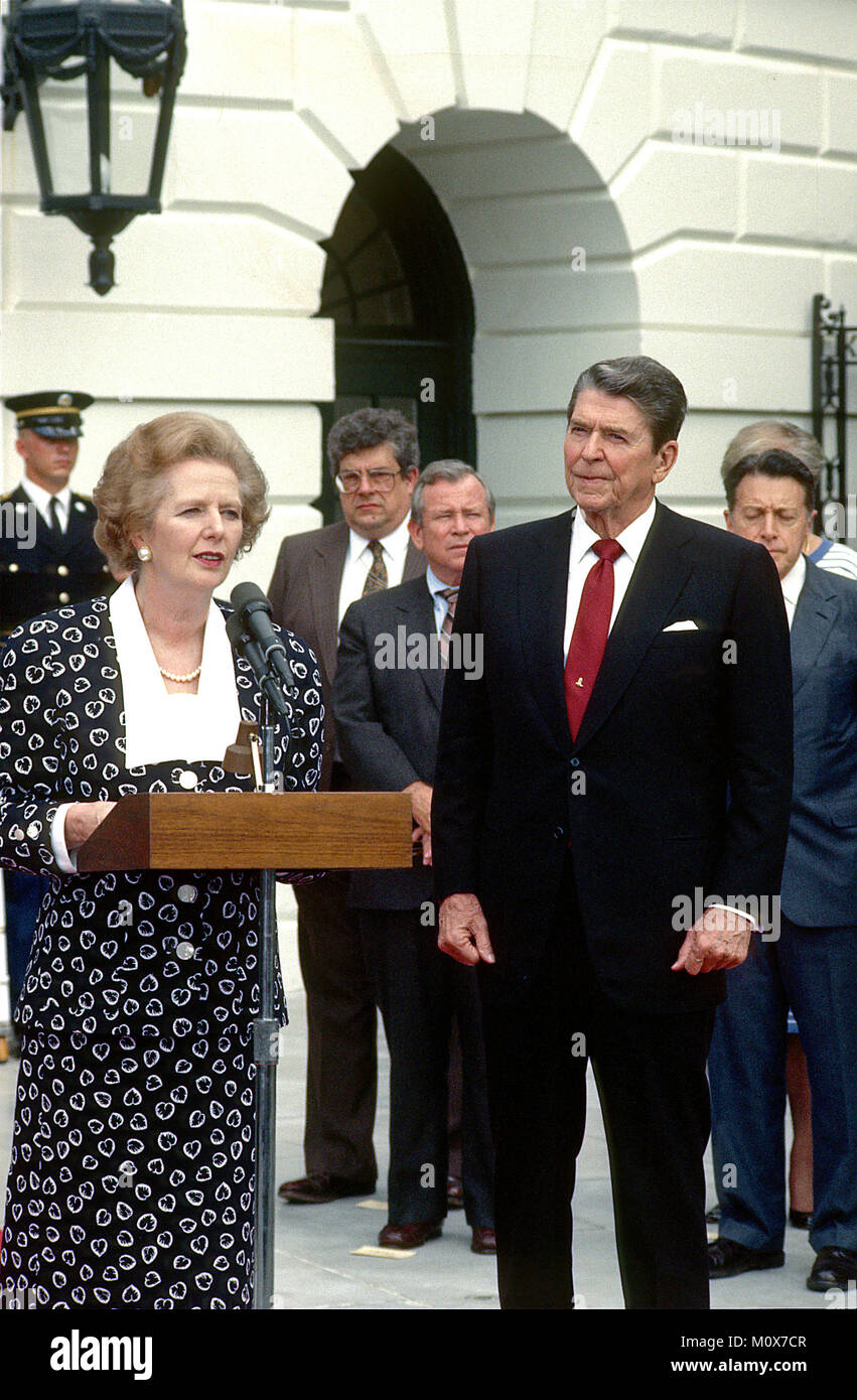 Le premier ministre Margaret Thatcher du Royaume-Uni, à gauche, fait de commentaires après avoir visité le président des États-Unis, Ronald Reagan, droit, à la Maison Blanche à Washington, le vendredi 17 juillet, 1987. Thatcher était mort d'un coup à 87 le lundi 8 avril 2013,..Credit : Howard L. Sachs - CNP/ MediaPunch Banque D'Images